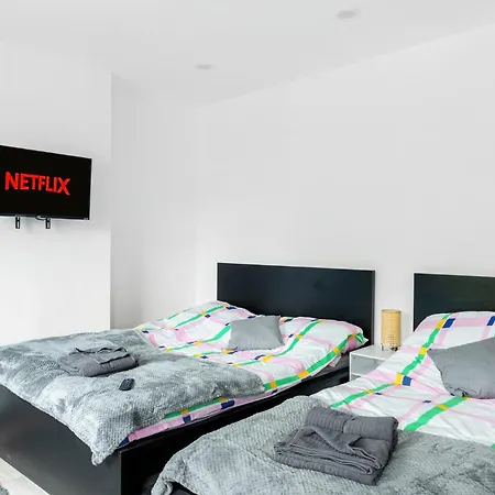 Stanion Luxurious 3 Bedroom Modern House Northamptonshire, Double, Twins, Single, Free Parking, Free Wi-Fi, Pets, Up To 8 Sleeps, 4 Smart Tvs Corby Exterior photo