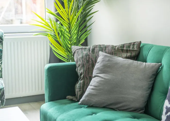 Stanion Luxurious 3 Bedroom Modern House Northamptonshire, Double, Twins, Single, Free Parking, Free Wi-Fi, Pets, Up To 8 Sleeps, 4 Smart Tvs