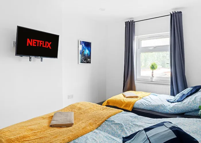 Stanion Luxurious 3 Bedroom Modern House Northamptonshire, Double, Twins, Single, Free Parking, Free Wi-Fi, Pets, Up To 8 Sleeps, 4 Smart Tvs
