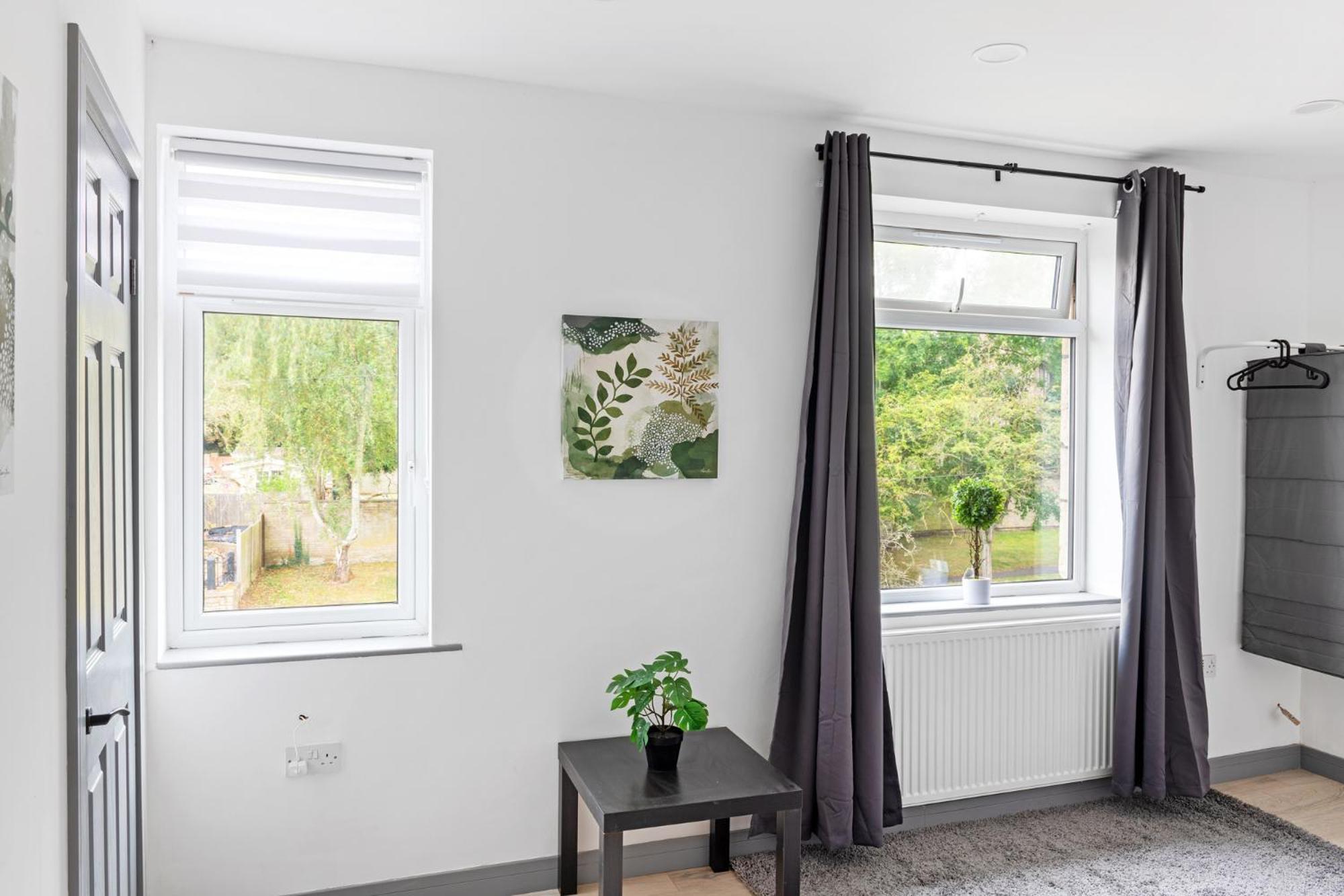 Apartment Stanion Luxurious 3 Bedroom Modern House Northamptonshire, Double, Twins, Single, Free Parking, Free Wi-fi, Pets, Up To 8 Sleeps, 4 Smart Tvs *