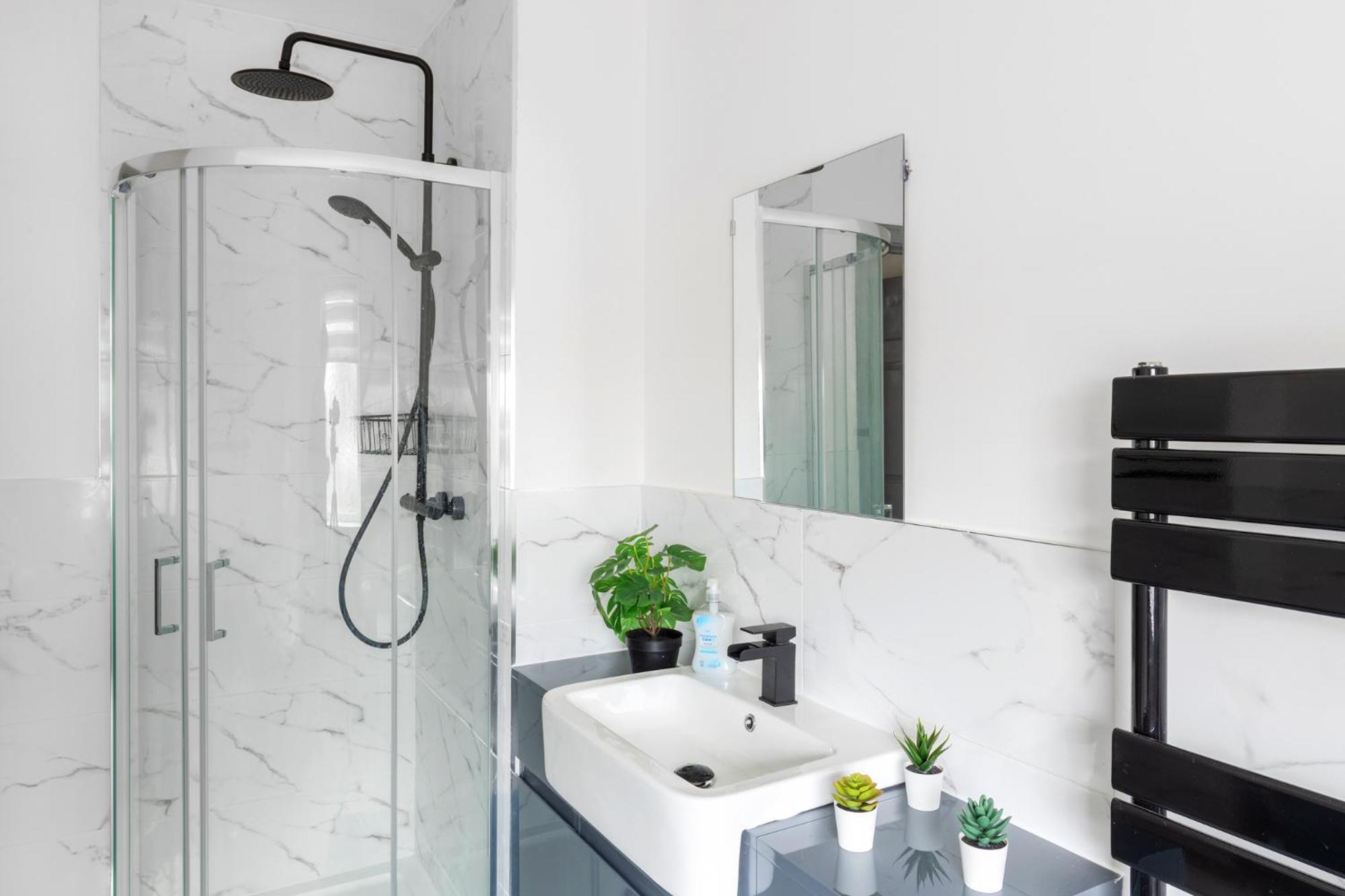 Stanion Luxurious 3 Bedroom Modern House Northamptonshire, Double, Twins, Single, Free Parking, Free Wi-fi, Pets, Up To 8 Sleeps, 4 Smart Tvs * Corby