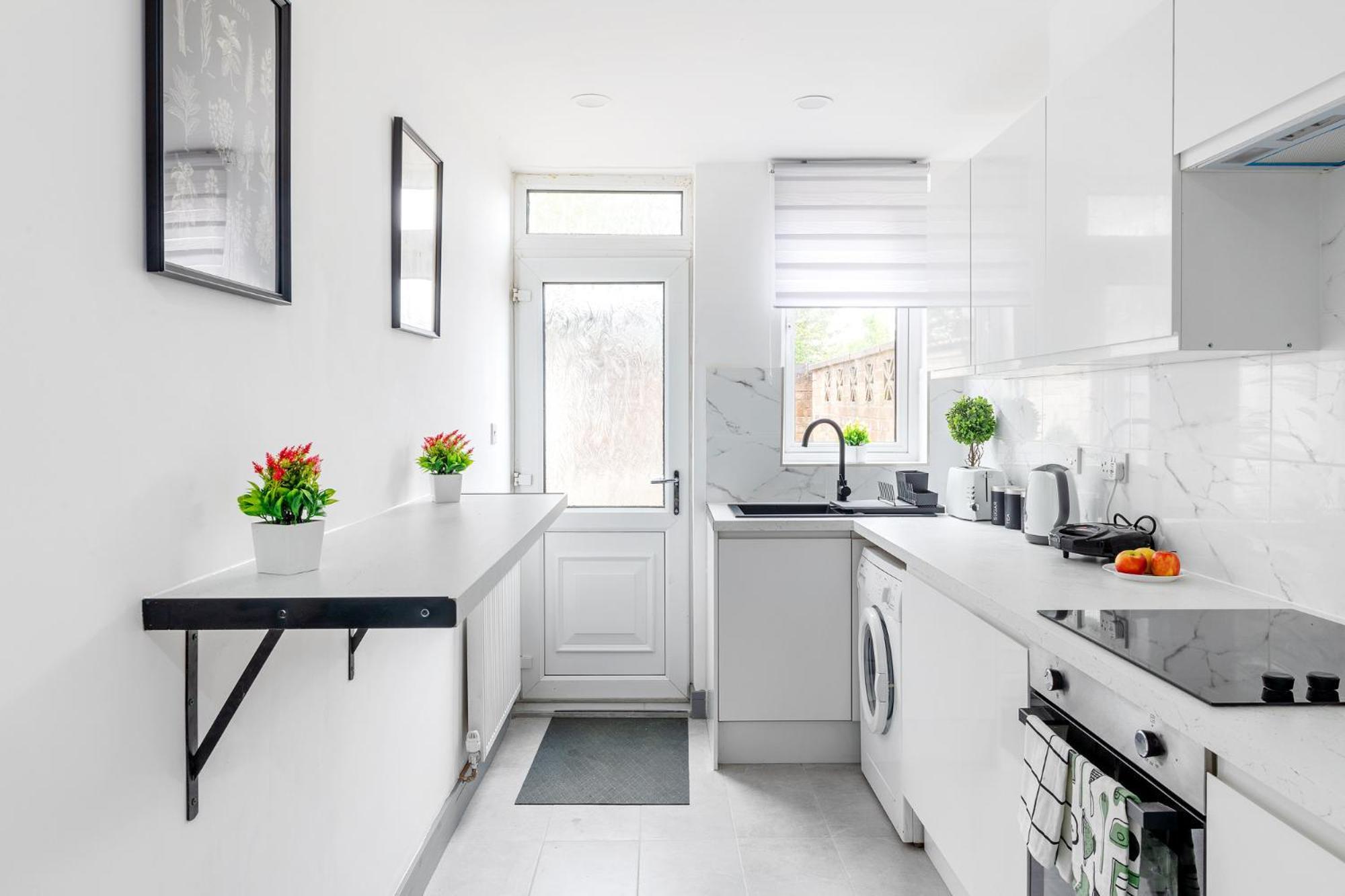 Stanion Luxurious 3 Bedroom Modern House Northamptonshire, Double, Twins, Single, Free Parking, Free Wi-fi, Pets, Up To 8 Sleeps, 4 Smart Tvs Apartment Corby