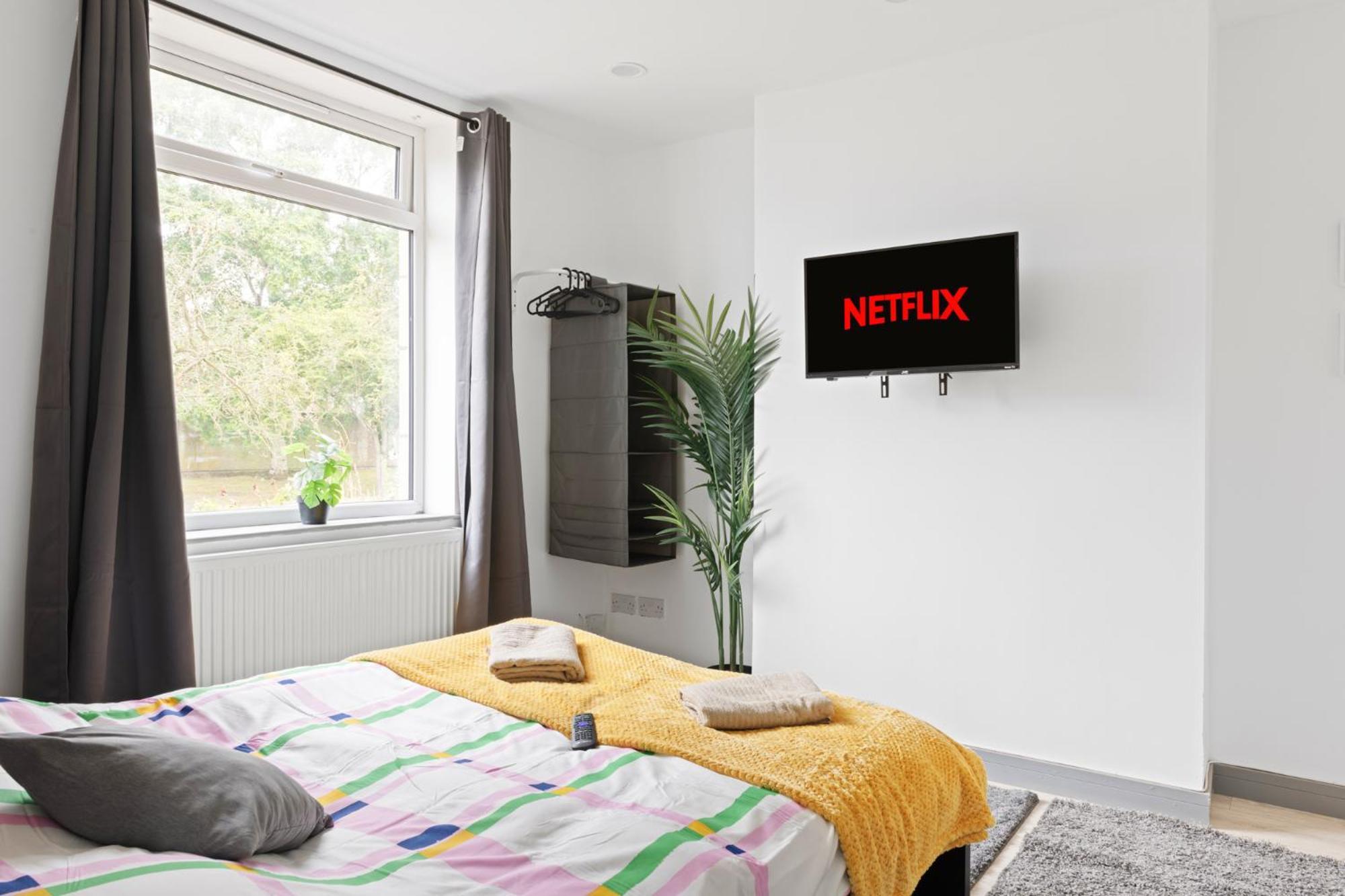 Apartment Stanion Luxurious 3 Bedroom Modern House Northamptonshire, Double, Twins, Single, Free Parking, Free Wi-fi, Pets, Up To 8 Sleeps, 4 Smart Tvs Corby