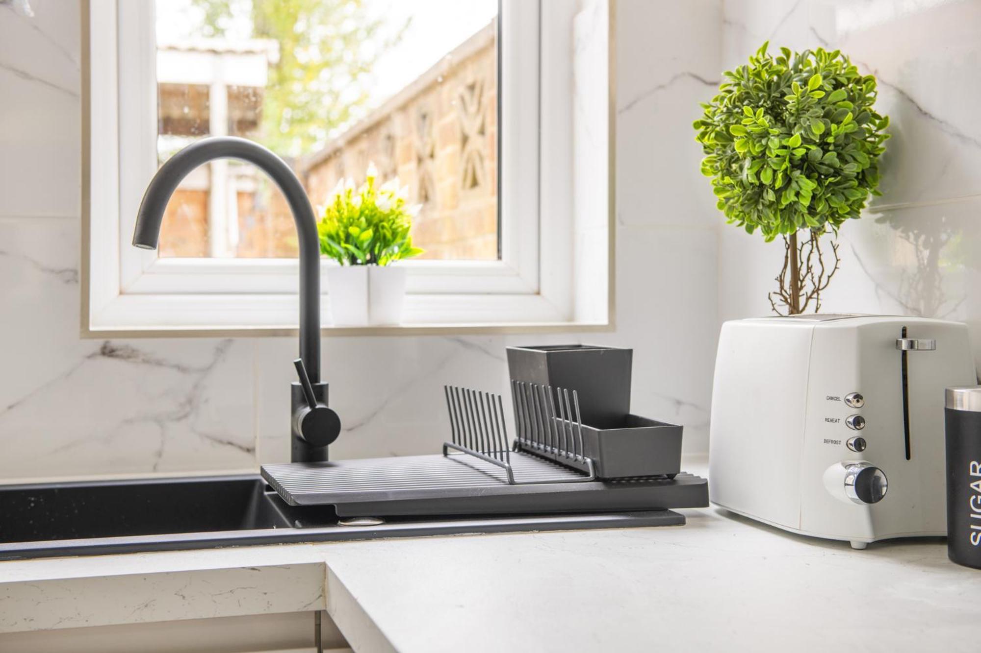 Apartment Stanion Luxurious 3 Bedroom Modern House Northamptonshire, Double, Twins, Single, Free Parking, Free Wi-fi, Pets, Up To 8 Sleeps, 4 Smart Tvs *