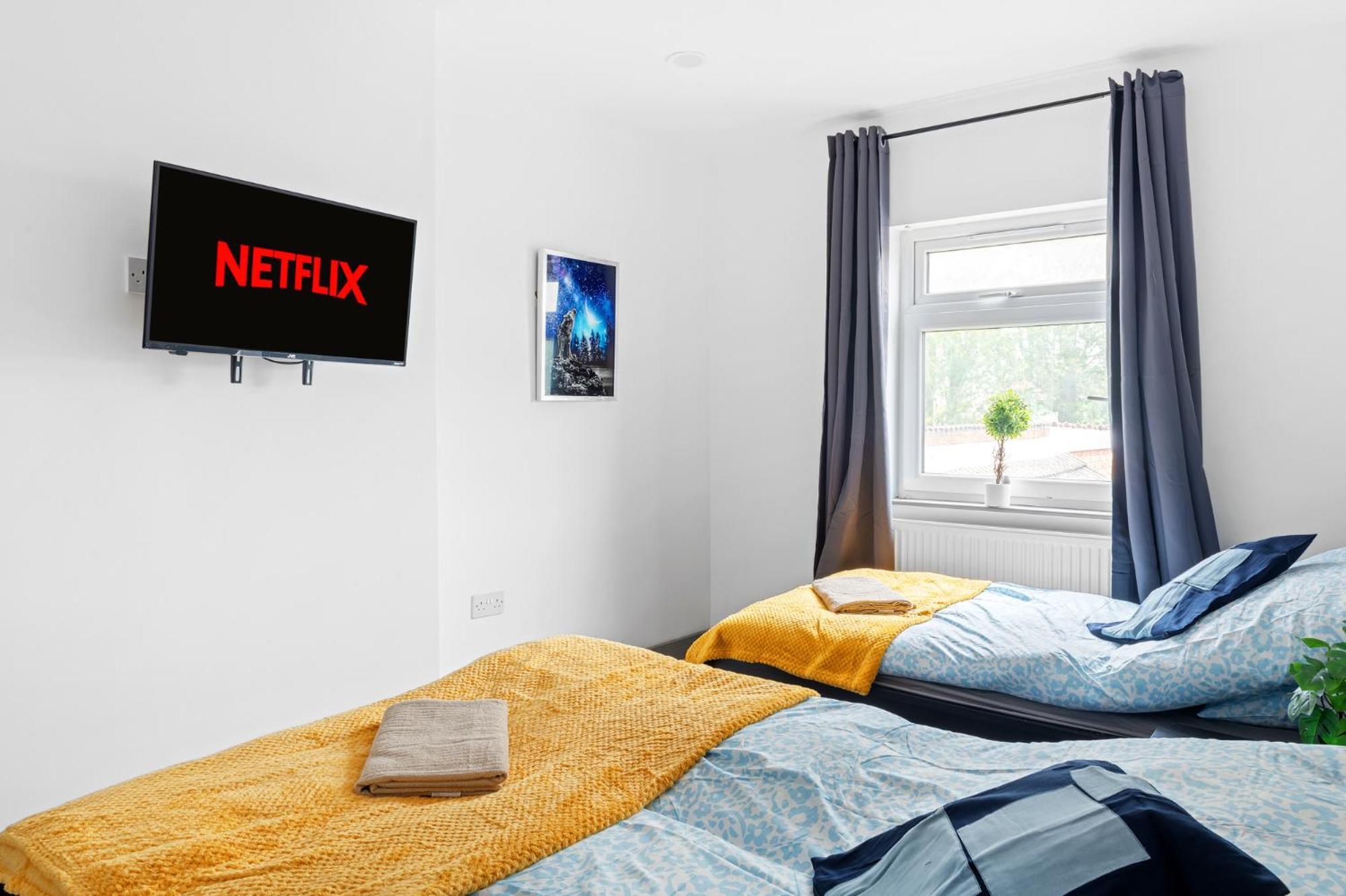 Apartment Stanion Luxurious 3 Bedroom Modern House Northamptonshire, Double, Twins, Single, Free Parking, Free Wi-fi, Pets, Up To 8 Sleeps, 4 Smart Tvs