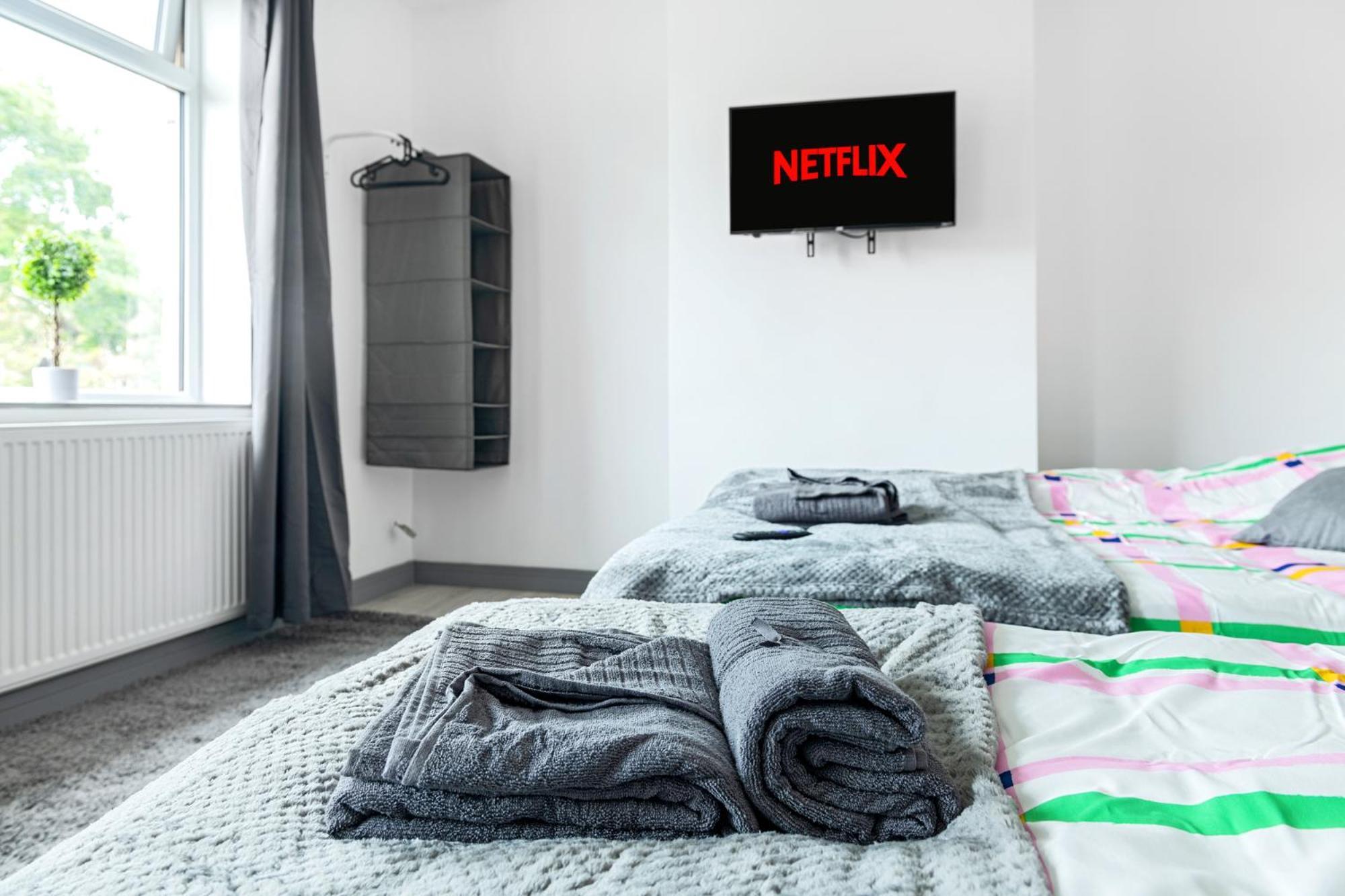 Apartment Stanion Luxurious 3 Bedroom Modern House Northamptonshire, Double, Twins, Single, Free Parking, Free Wi-fi, Pets, Up To 8 Sleeps, 4 Smart Tvs Corby