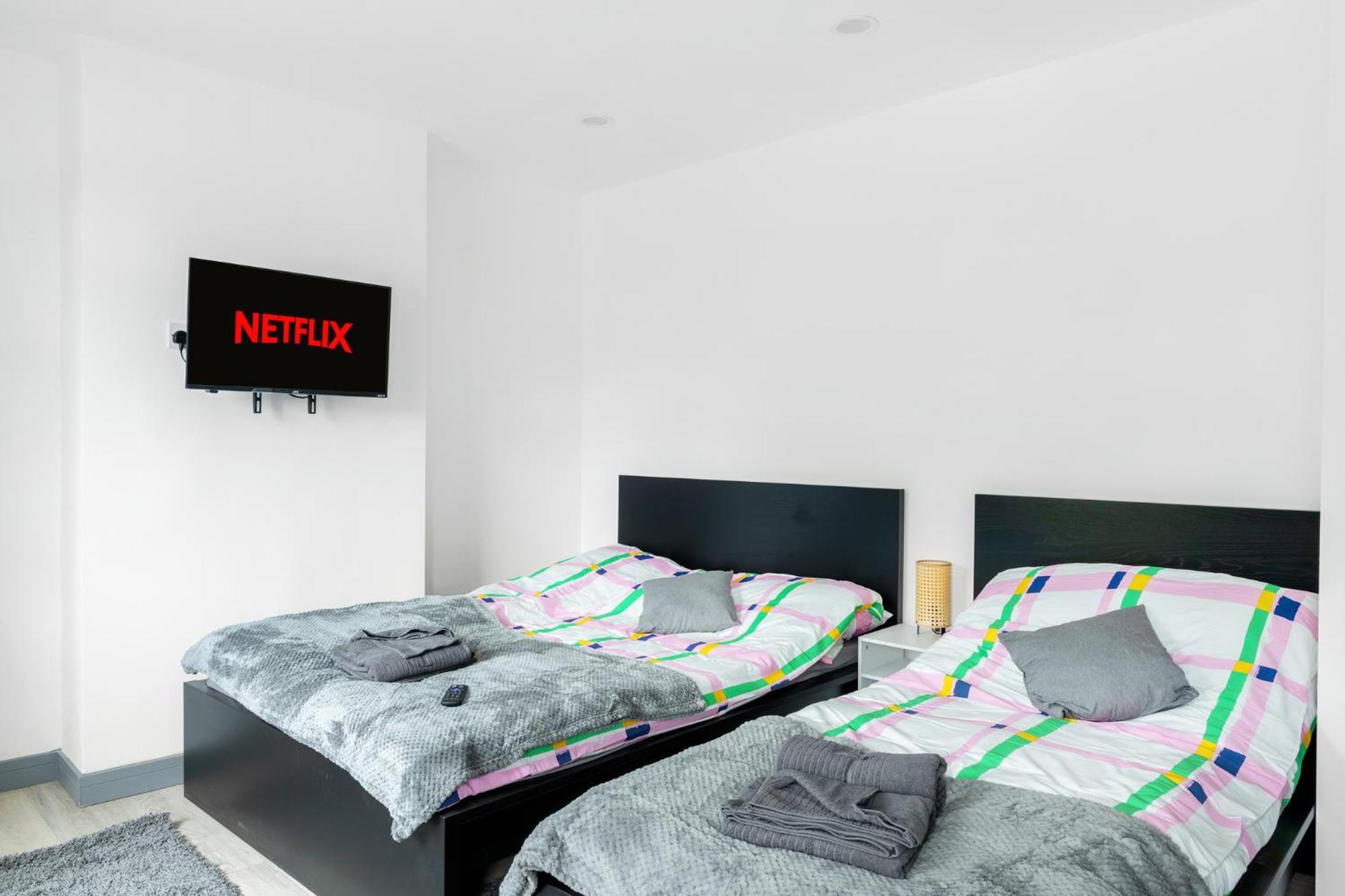 Apartment Stanion Luxurious 3 Bedroom Modern House Northamptonshire, Double, Twins, Single, Free Parking, Free Wi-fi, Pets, Up To 8 Sleeps, 4 Smart Tvs