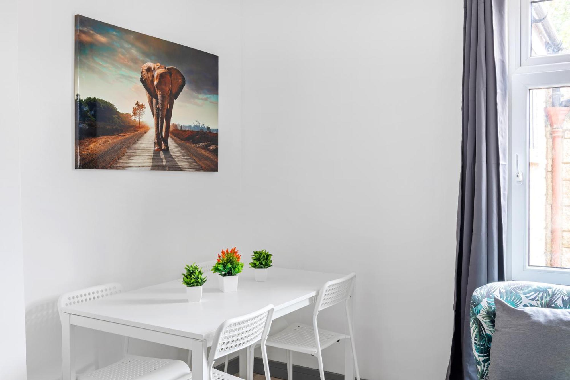 Apartment Stanion Luxurious 3 Bedroom Modern House Northamptonshire, Double, Twins, Single, Free Parking, Free Wi-fi, Pets, Up To 8 Sleeps, 4 Smart Tvs *