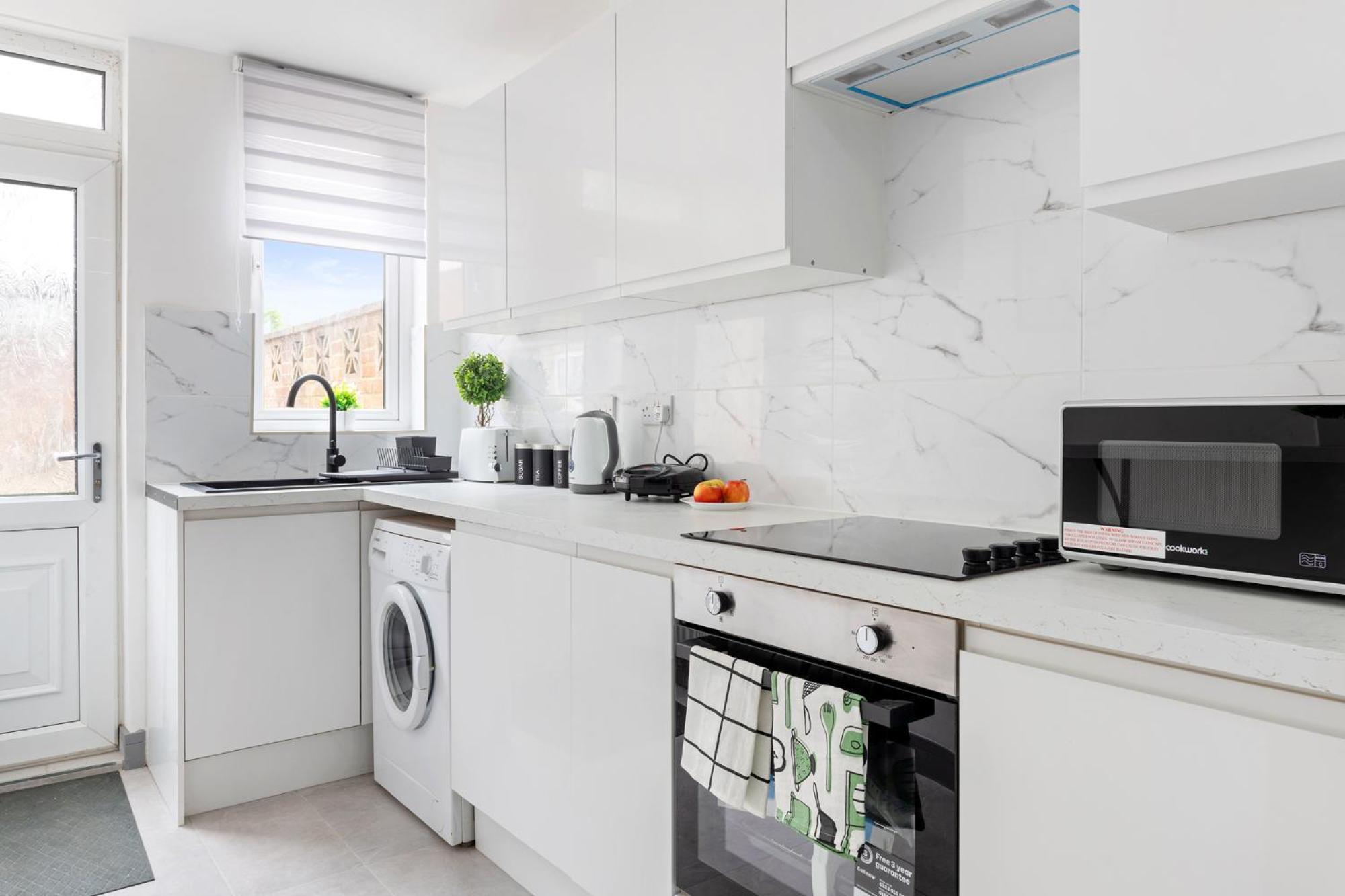 Stanion Luxurious 3 Bedroom Modern House Northamptonshire, Double, Twins, Single, Free Parking, Free Wi-fi, Pets, Up To 8 Sleeps, 4 Smart Tvs Apartment Corby