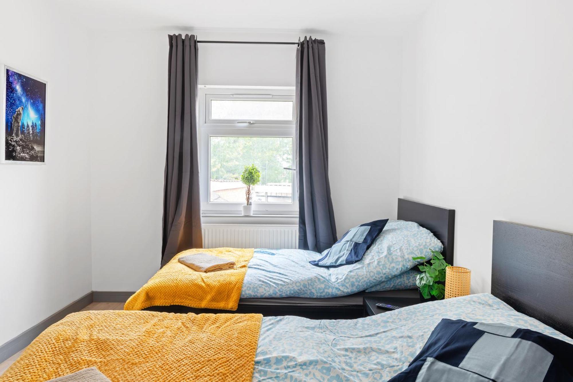 Stanion Luxurious 3 Bedroom Modern House Northamptonshire, Double, Twins, Single, Free Parking, Free Wi-fi, Pets, Up To 8 Sleeps, 4 Smart Tvs *