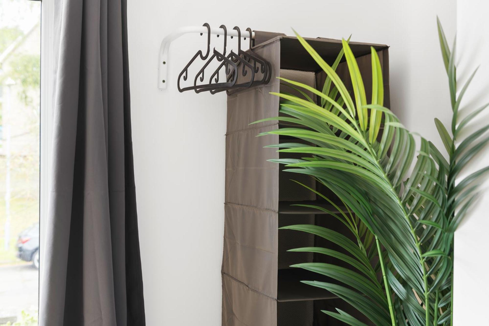 Apartment Stanion Luxurious 3 Bedroom Modern House Northamptonshire, Double, Twins, Single, Free Parking, Free Wi-fi, Pets, Up To 8 Sleeps, 4 Smart Tvs