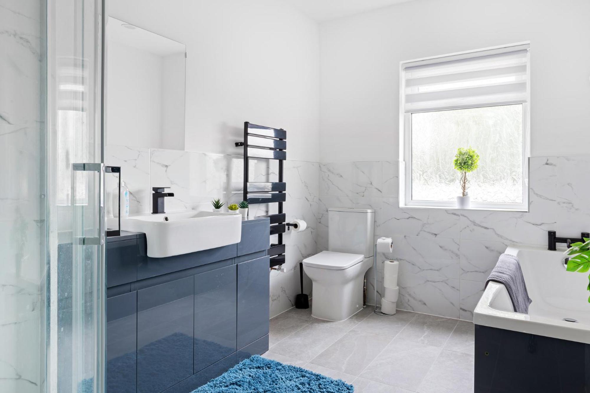 Stanion Luxurious 3 Bedroom Modern House Northamptonshire, Double, Twins, Single, Free Parking, Free Wi-fi, Pets, Up To 8 Sleeps, 4 Smart Tvs Apartment *