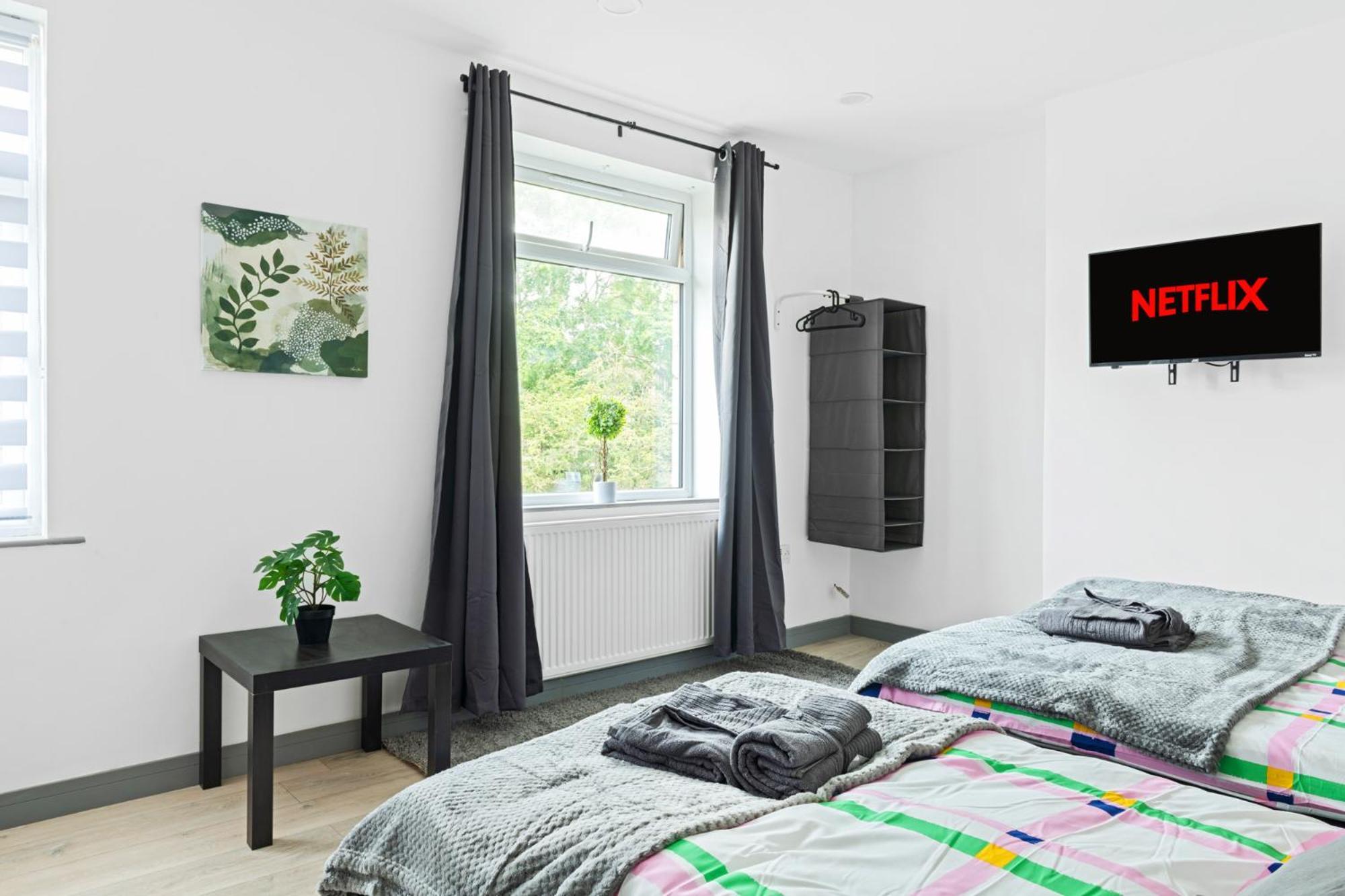 Stanion Luxurious 3 Bedroom Modern House Northamptonshire, Double, Twins, Single, Free Parking, Free Wi-fi, Pets, Up To 8 Sleeps, 4 Smart Tvs Apartment Corby