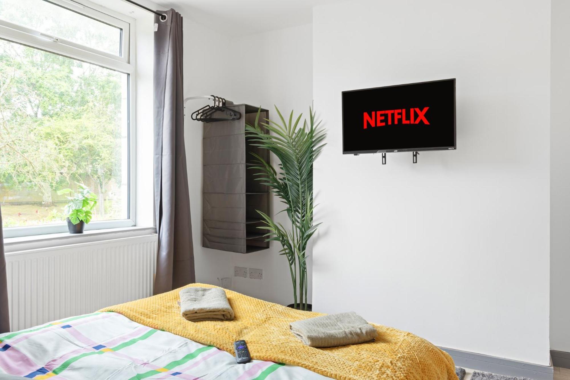 Stanion Luxurious 3 Bedroom Modern House Northamptonshire, Double, Twins, Single, Free Parking, Free Wi-fi, Pets, Up To 8 Sleeps, 4 Smart Tvs Apartment *